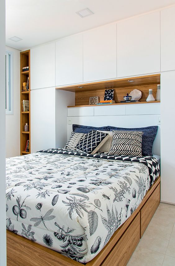 Популярная комбинация древесного декора с однотонным ДСП, но только в дизайне спальной комнате
